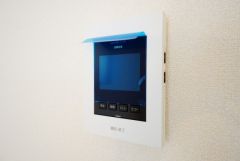 防犯性、セキュリティ対策に安心できるテレビモニター付きインターフォンです。セールスマン対策にもなり安心できます。