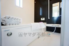 1日の疲れを癒すくつろぎのバスルーム。足を伸ばしてもゆったりと入れるサイズです。お子様と一緒にお風呂に入っても狭くないですね^^