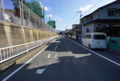 前面道路は広く、車同士がすれ違うスペースが十分にあります。落ち着いた住宅地内で快適な生活を実現してみませんか＾＾