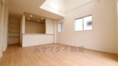 リビングは広々とした設計で、家族が集い、寛ぐ暮らしの空間を演出しています。思い思いの時間を過ごしたり、家族みんなで食事をしたり、素敵な団らんの場になりますね。