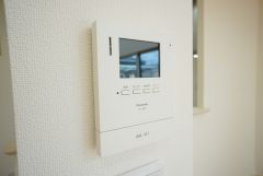 防犯性、セキュリティ対策に安心できるテレビモニター付きインターフォンです。セールスマン対策にもなり安心できます。
