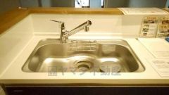 広々としたステンレスシンクには、洗剤やスポンジを収納出来るラック付き。広さも確保しているので、大きなお鍋も洗いやすいです。