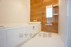 1日の疲れを癒すくつろぎのバスルーム。足を伸ばしてもゆったりと入れるサイズです。お子様と一緒にお風呂に入っても狭くないですね^^