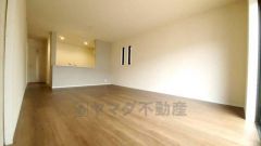 リビングは広々とした設計で、家族が集い、寛ぐ暮らしの空間を演出しています。思い思いの時間を過ごしたり、家族みんなで食事をしたり、素敵な団らんの場になりますね。