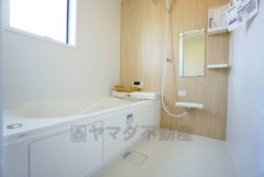 1日の疲れを癒すくつろぎのバスルーム。足を伸ばしてもゆったりと入れるサイズです。お子様と一緒にお風呂に入っても狭くないですね^^