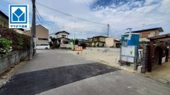 現地（2025年11月17日）撮影。前面道路は広く、車同士がすれ違うスペースが十分にあります。落ち着いた住宅地内で快適な生活を実現してみませんか＾＾