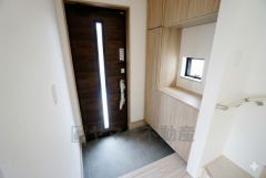 たっぷり収納できるシューズボックスです。家族全員の靴がきれいに整頓できます。棚の上にお花や写真を飾っても良いですね。