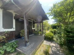 家の顔となる玄関扉がかっこいいと、たくさんの人を招き入れたくなりますね＾＾奥まって設置されており、雨にも濡れにくくなっています。