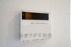 キッチン横からお湯張り、追い炊き、足し湯がボタン一つで楽々操作できる給湯機リモコンです。忙しい夕飯準備の時間帯に重宝しますね。