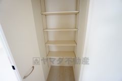 食品や飲料、調理器具を収納できるパントリー付き。週末に買いだめした食料を楽々収納できます。