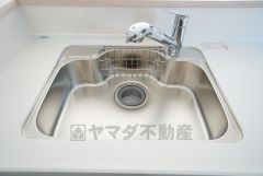 同仕様写真。広々とした凸型シンクに洗剤ポケットを標準装備。大きなお鍋など洗いやすいです。