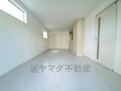 リビングは広々とした設計で、家族が集い、寛ぐ暮らしの空間を演出しています。思い思いの時間を過ごしたり、家族みんなで食事をしたり、素敵な団らんの場になりますね。