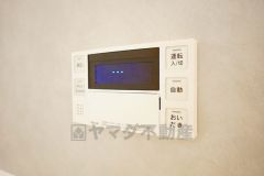 雨の日の洗濯も安心できる浴室暖房乾燥機付き浴室。リモコンで操作もボタン1つで簡単。