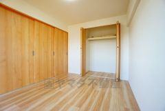 明るい洋室です。ナチュラル色のフローリングで開放的な優しい雰囲気になっています＾＾ベッドや机、ＴＶを置いてもゆとりのある広さです。