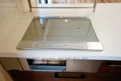 同仕様写真。汚れてもサッとふける、お手入れのしやすいIHクッキングヒーター。オール電化なので経済的です。