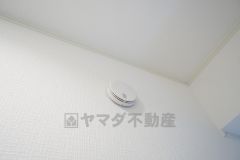 火災発生をいち早く知らせてくれる火災報知器は標準装備です。