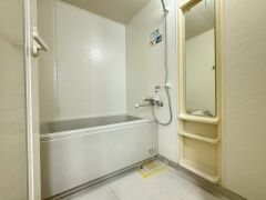 1日の疲れを癒すくつろぎのバスルーム。足を伸ばしてもゆったりと入れるサイズです。お子様と一緒にお風呂に入っても狭くないですね＾＾