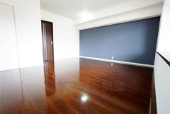 大きな窓のあるリビングは、陽光あふれる明るい空間です。居心地良く、ご家族皆がゆったり寛げる憩いの空間となりそうです。