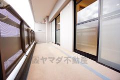 陽当たりの良いバルコニーです。お洗濯やお布団干しはもちろん、日光浴スペースにも。