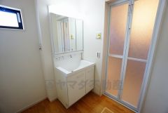 同仕様写真。三面鏡つき洗面台。鏡裏にたっぷりとした収納スペースがあります。鏡を閉めてしまえば小物は見えないため、スッキリとした印象の洗面台にできます。