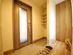 壁一面に設けた大容量のシューズクローゼットは実用性と機能性を兼ね備えています。急な来客でも、いつも整頓された玄関でお出迎えができます。