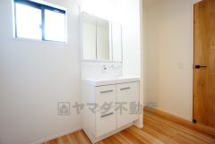 三面鏡つき洗面台。鏡裏にたっぷりとした収納スペースがあります。鏡を閉めてしまえば小物は見えないため、スッキリとした印象の洗面台にできます。