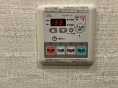 浴室暖房乾燥機付き＾＾梅雨の時期や花粉、PM2.5が酷いときなどの洗濯を干すのに重宝しそうですね＾＾