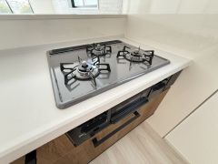 複数の調理を一度に行うことができる3口コンロ。効率よくお料理が出来ます。毎日のお料理も楽しくなりますね＾＾