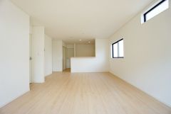 窓から光が差し込む明るいリビングダイニングです＾＾