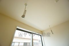 取り込んだお洗濯物の仮置きなどに便利な室内物干し。