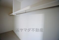 収納力豊富なウォークインクローゼット。洋服や小物などを1箇所にまとめて美しい収納を実現します。