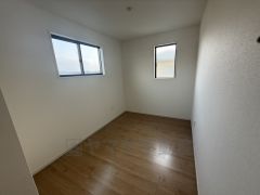 2面採光を確保した明るい室内は、風通しも良く、大変居心地の良い空間となっております。爽やかな風を感じて起きる朝は、快適生活の始まりに。