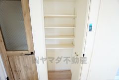 まとめ買いしてもこの収納量なら心配要らずのパントリー。調理家電や食品のストックをすっきりまとめられ、キッチン周りを広々使えます。