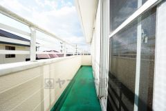 南側に面した大型のバルコニーは日当たり良好です。お洗濯物も気持ちよく干せそうです。日光浴をしたり、星を眺めたりも良いですね^^