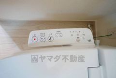 温水、暖房、ウォシュレット付の高機能トイレです。