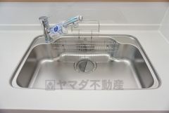 同仕様写真。広々とした凸型シンクに洗剤ポケットを標準装備。大きなお鍋など洗いやすいです。