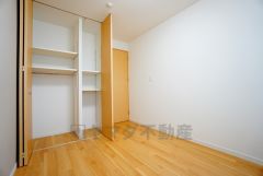 明るい洋室です。ナチュラル色のフローリングで開放的な優しい雰囲気になっています＾＾ベッドや机、ＴＶを置いてもゆとりのある広さです。