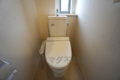 袖リモコンタイプのウォシュレット付き。各階にトイレがあるので、忙しい朝の混雑を避けることが出来ます。
