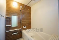 同仕様写真。1日の疲れを癒すくつろぎのバスルーム。足を伸ばしてもゆったりと入れるサイズです。お子様と一緒にお風呂に入っても狭くないですね＾＾