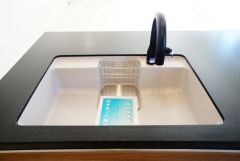 広々とした凸型シンクに洗剤ポケットを標準装備。大きなお鍋など洗いやすいです。