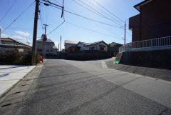 東側道路は8．3メートル幅と広く、開放感があります。