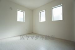 同仕様写真。2面採光を確保した明るい室内は、風通しも良く、大変居心地の良い空間となっております。爽やかな風を感じて起きる朝は、快適生活の始まりに。