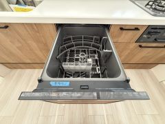 食事の後の手間を解消する食器洗い乾燥機付。冬場の洗い物で手荒れの悩みもなくなります。手洗いよりも節約できて便利。