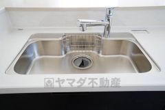 広々とした凸型シンクに洗剤ポケットを標準装備。大きなお鍋など洗いやすいです。