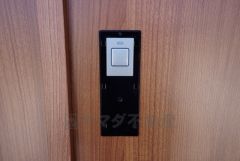 かざすだけで開閉できる、タッチキー採用の玄関。お買い物帰りで、両手がふさがってきても簡単に中に入れます＾＾