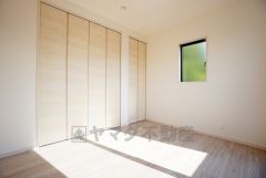 暖かい日差しが差し込む洋室。たっぷり収納できるクローゼット付きでお部屋の中をすっきりと快適に保てます。