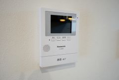 同仕様写真。防犯はもちろん、セールスマン対策にもなるモニター付きインターホンです。お子さん1人での留守番時にも活躍しそうです。