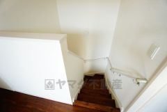 小さなお子様やご高齢の方でも安心できる、手すり付き階段。段差も低めで設定されており、安全性にも優れています。