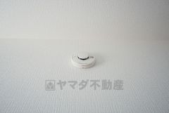 火災による煙や熱を感知して、警報音やブザー等で火災の発生を知らせてくれる火災警報器。