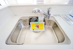 広々とした凸型シンクに洗剤ポケットを標準装備。大きなお鍋など洗いやすいです。